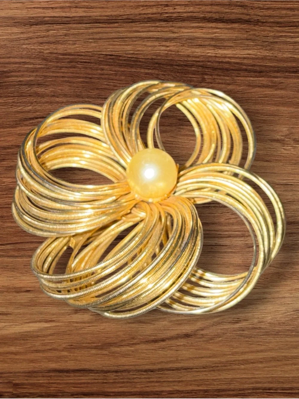 🌼 Vintage Gold-Tone Coiled Wire Flower Brooch with Faux Pearl